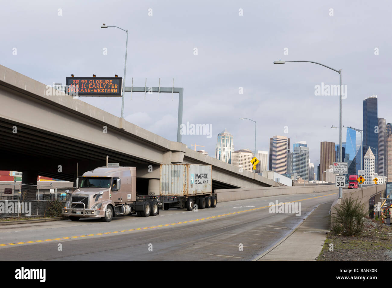 Seattle, Washington, USA. 4. Januar, 2019. Eine variable - Meldung warnt vor der endgültigen Schließung des alaskischen Weise Viaduct, wie sie in der Innenstadt ein. Ein zwei Kilometer langer, gelangweilt Straßentunnel ersetzt die alaskische Weise Viaduct, die State Route 99 in der Innenstadt von Seattle aus der SODO Nachbarschaft zu South Lake Union. Der Viadukt ist geplant permanent am 11. Januar zu schließen, kann der State Route 99 vom Viadukt an den Staat bewegen-of-the-art Tunnel. Credit: Paul Christian Gordon/Alamy leben Nachrichten Stockfoto