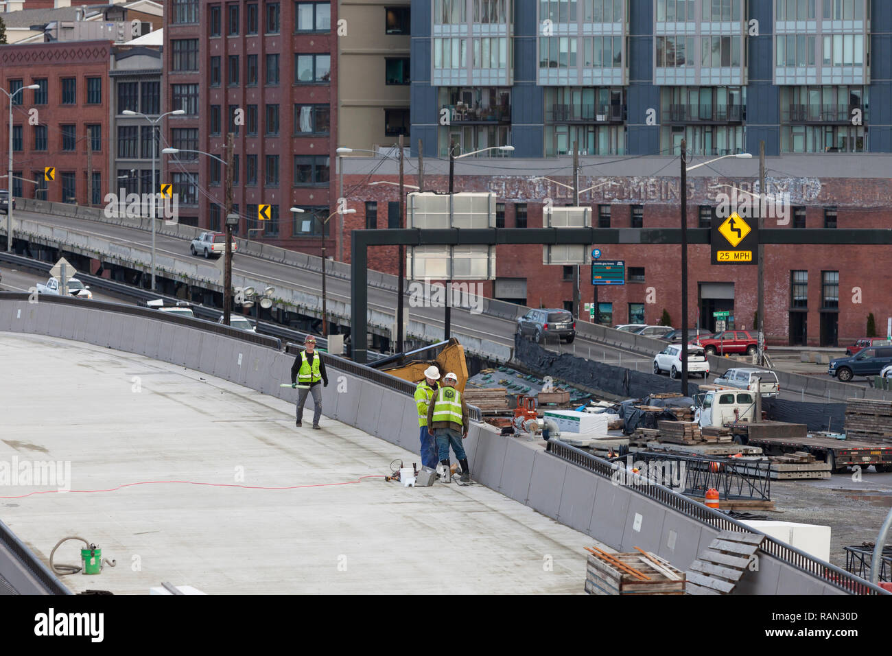 Seattle, Washington, USA. 4. Januar, 2019. Washington State Department of Transportation Arbeiter bereiten die ersten beiden Rampen des alaskischen Weise Viaduct am 4. Januar vor der endgültigen Schließung der Autobahn zu schließen. Ein zwei Kilometer langer, gelangweilt Straßentunnel ersetzt die alaskische Weise Viaduct, die State Route 99 in der Innenstadt von Seattle aus der SODO Nachbarschaft zu South Lake Union. Der Viadukt ist geplant permanent am 11. Januar zu schließen, kann der State Route 99 vom Viadukt an den Staat bewegen-of-the-art Tunnel. Credit: Paul Christian Gordon/Alamy leben Nachrichten Stockfoto