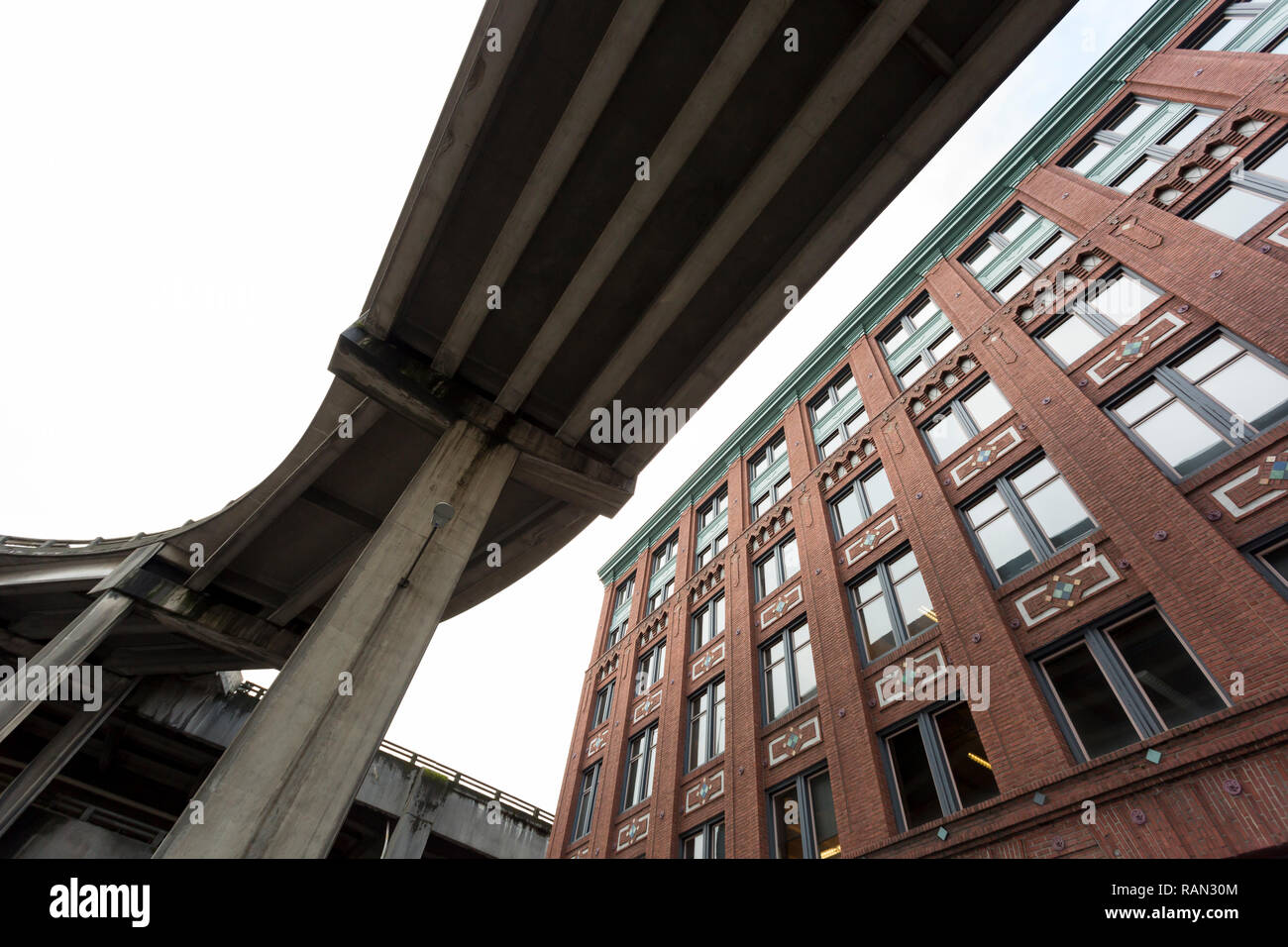 Seattle, Washington, USA. 4. Januar, 2019. Seneca Street ab Rampe Röcke der westlichen Gebäude wie das Washington State Department of Transportation für die dauerhafte Schließung der Autobahn bereitet. Ein zwei Kilometer langer, gelangweilt Straßentunnel ersetzt die alaskische Weise Viaduct, die State Route 99 in der Innenstadt von Seattle aus der SODO Nachbarschaft zu South Lake Union. Der Viadukt ist geplant permanent am 11. Januar zu schließen, kann der State Route 99 vom Viadukt an den Staat bewegen-of-the-art Tunnel. Credit: Paul Christian Gordon/Alamy leben Nachrichten Stockfoto