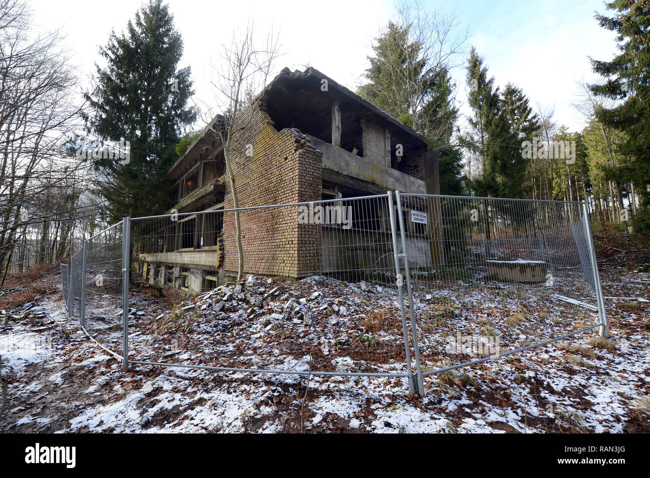 Duppach, Deutschland. 03 Jan, 2019. Das Foto zeigt die so genannte "Adenauer Haus'. Die Erbin des 2000 Quadratmeter großen Grundstück in der Nähe von duppach in der Vulkaneifel Auktionen die Eigenschaft und den völlig verfallenen Haus (600 qm), dessen Bau 1955 begonnen, aber nie abgeschlossen. Credit: Harald Tittel/dpa/Alamy leben Nachrichten Stockfoto