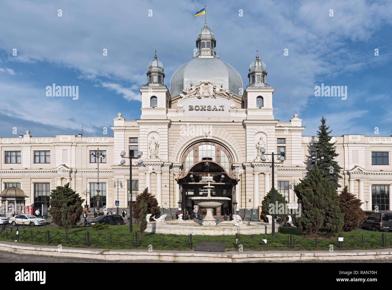 Art Nouveau Fassade des Hauptbahnhofs Lviv-Holovnyi, Lviv, Ukraine Stockfoto