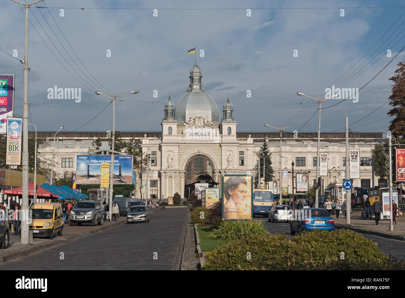 Art Nouveau Fassade des Hauptbahnhofs Lviv-Holovnyi, Lviv, Ukraine Stockfoto