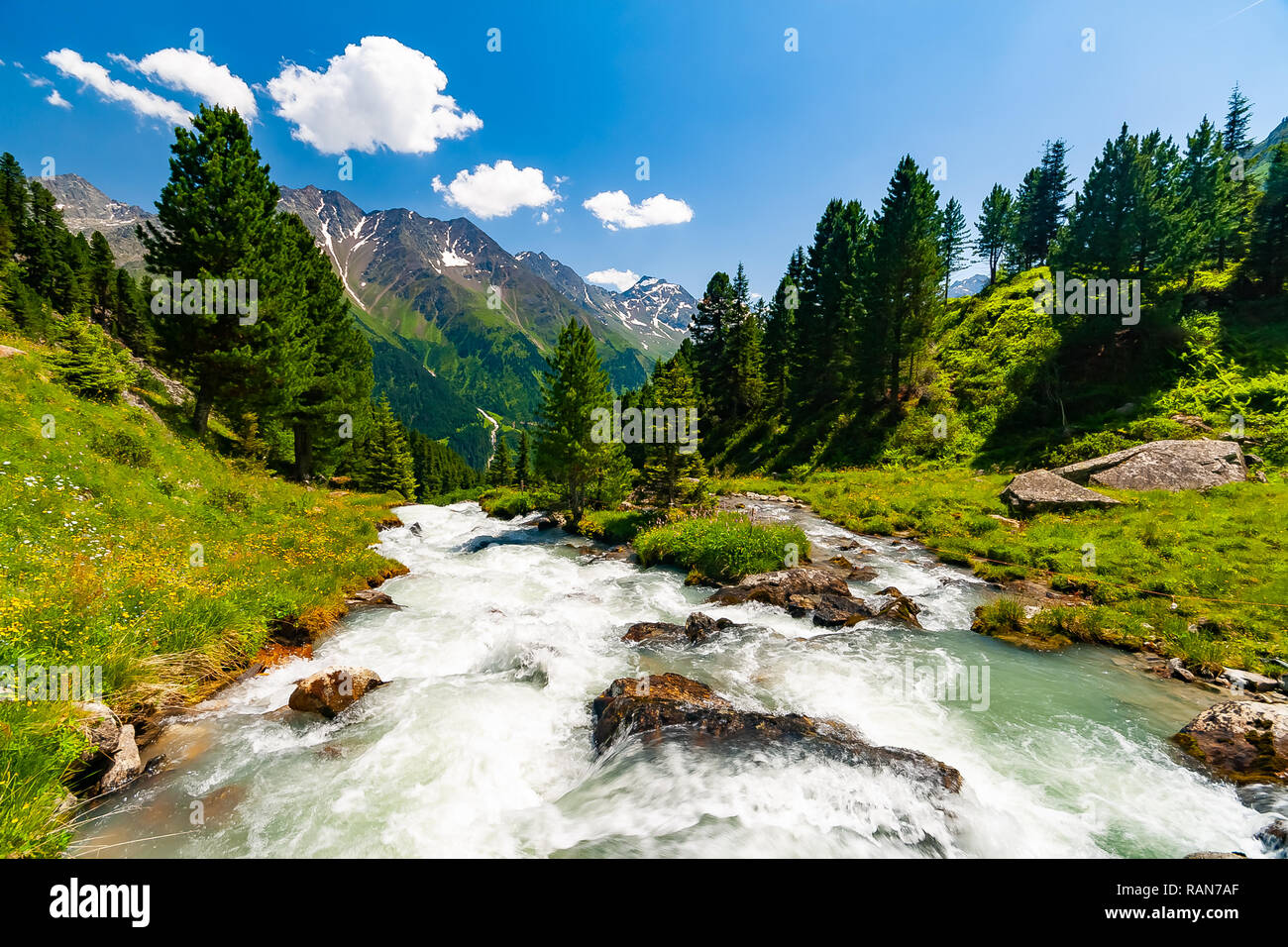 Schonen Sommer Landschaft Aus Bergen Und Frisches Wasser Im Fluss Tirol Alpen Osterreich Stockfotografie Alamy