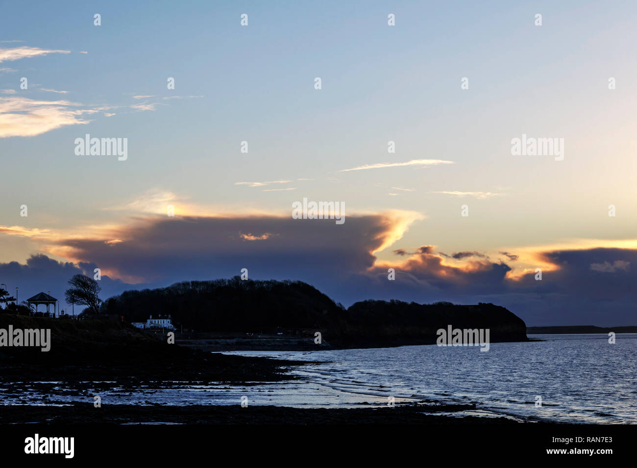 Wolkenbildung vor blauem Himmel Stockfoto