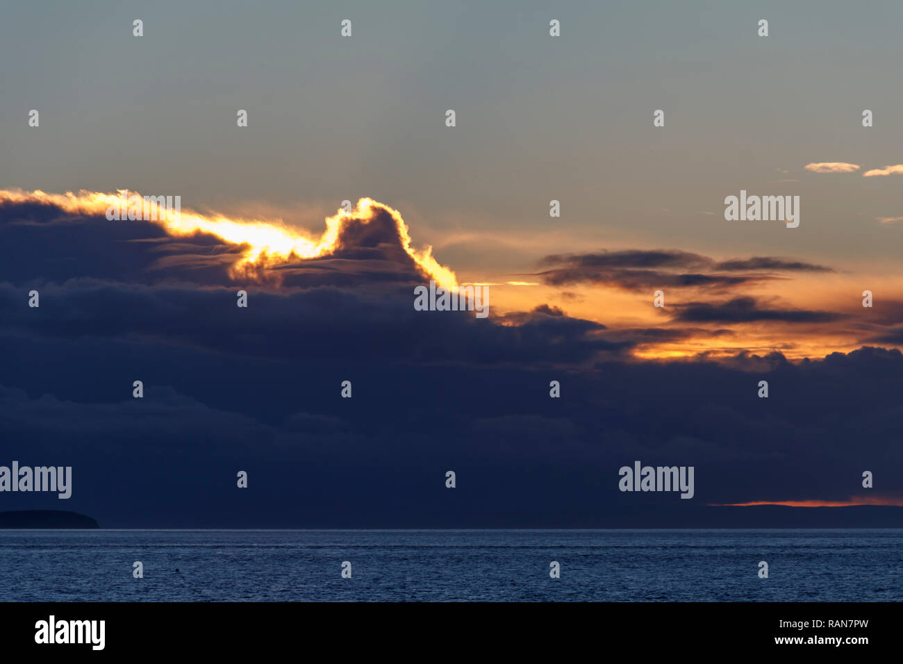 Die Oberseite der Wolke - Abdeckung beleuchtet werden - von der untergehenden Sonne Stockfoto