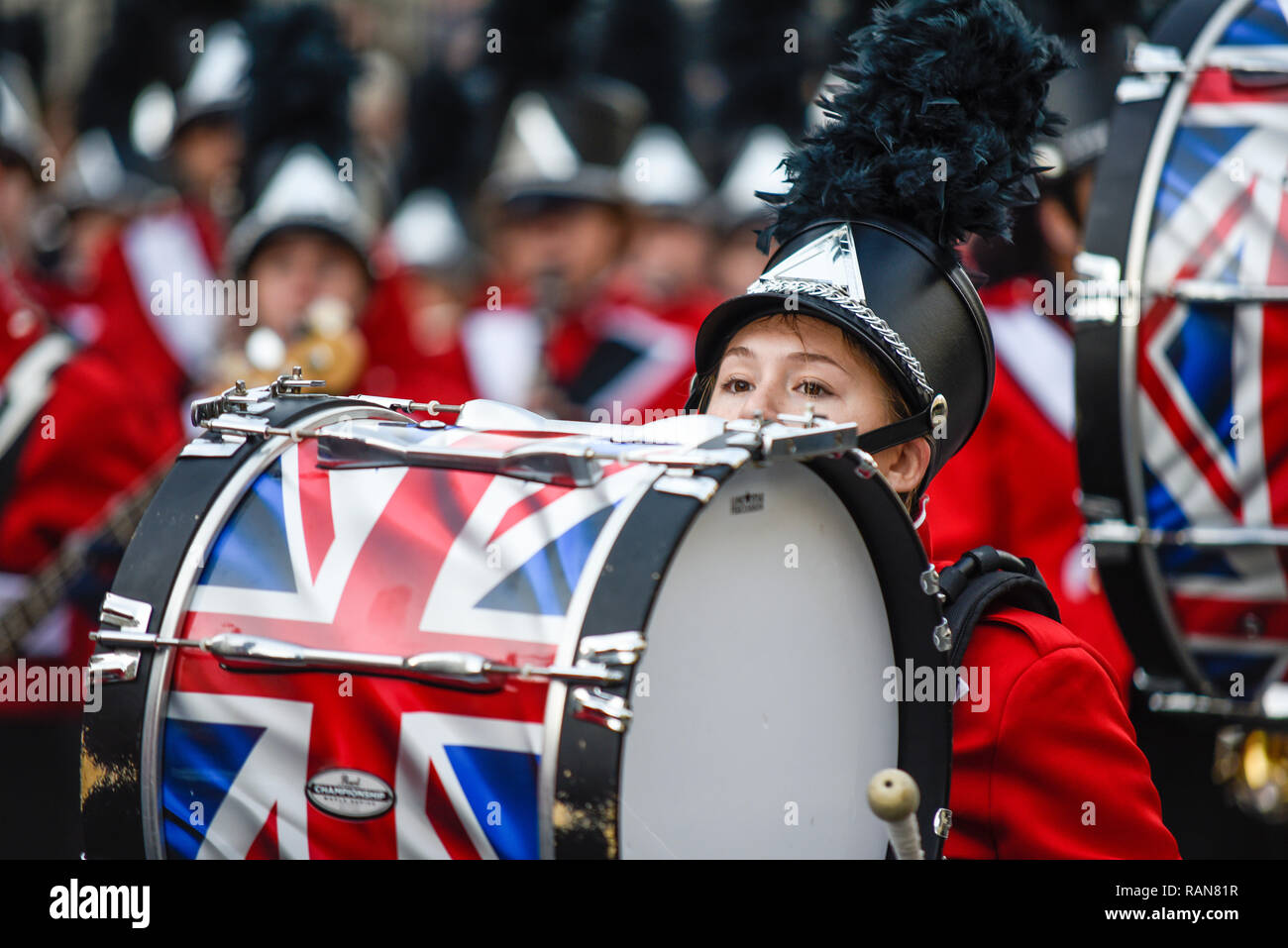 100 Seabreeze High School Marching Band aus Florida, USA, am Tag der Londoner New Year's Parade, UK. Weibliche Mitglied in die Band, Schlagzeuger Stockfoto