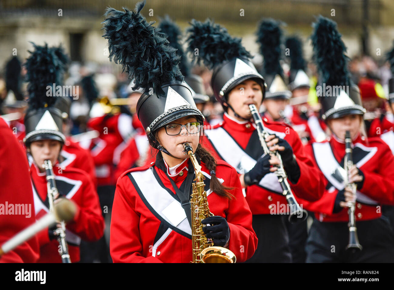 100 Seabreeze High School Marching Band aus Florida, USA, am Tag der Londoner New Year's Parade, UK. Weibliche Bandmitglied Stockfoto