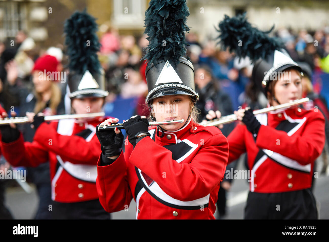 100 Seabreeze High School Marching Band aus Florida, USA, am Tag der Londoner New Year's Parade, UK. Weibliche Bandmitglied Stockfoto
