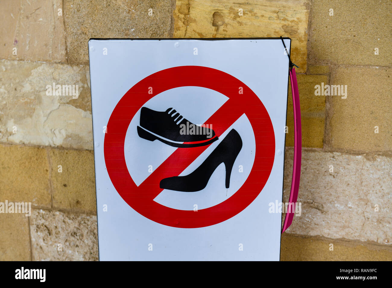 Zeichen, Schuhe, Moschee Hala Sultan Tekke, Larnaka, Zypern, Schild, Schuhe, Moschee Hala Sultan Tekke, Zypern Stockfoto