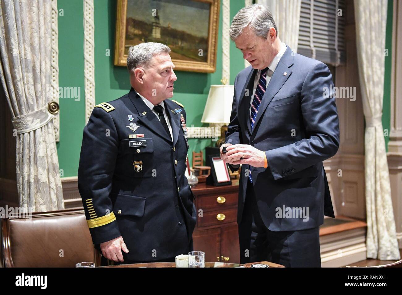 Us-Generalstabschef Gen. Mark A. Milley trifft sich mit Charlie Baker, der Gouverneur von Massachusetts, Boston, Mass., Nov. 23, 2017. Stockfoto