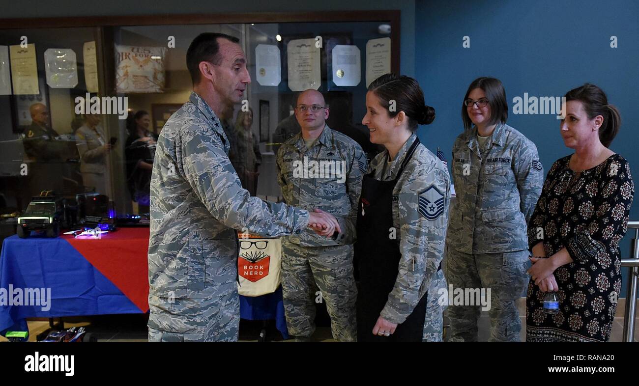 Us Air Force Generalmajor Scott Zobrist (links), 9 Air Force Commander, Münzen Master Sgt. Katie Neeley, 4. Luft- und Raumfahrtmedizin Squadron Betriebsleiter bei Seymour Johnson Air Force Base, N.C., Jan. 15, 2017. Neeley ist der Präsident der es besser machen kulinarische Club. Stockfoto