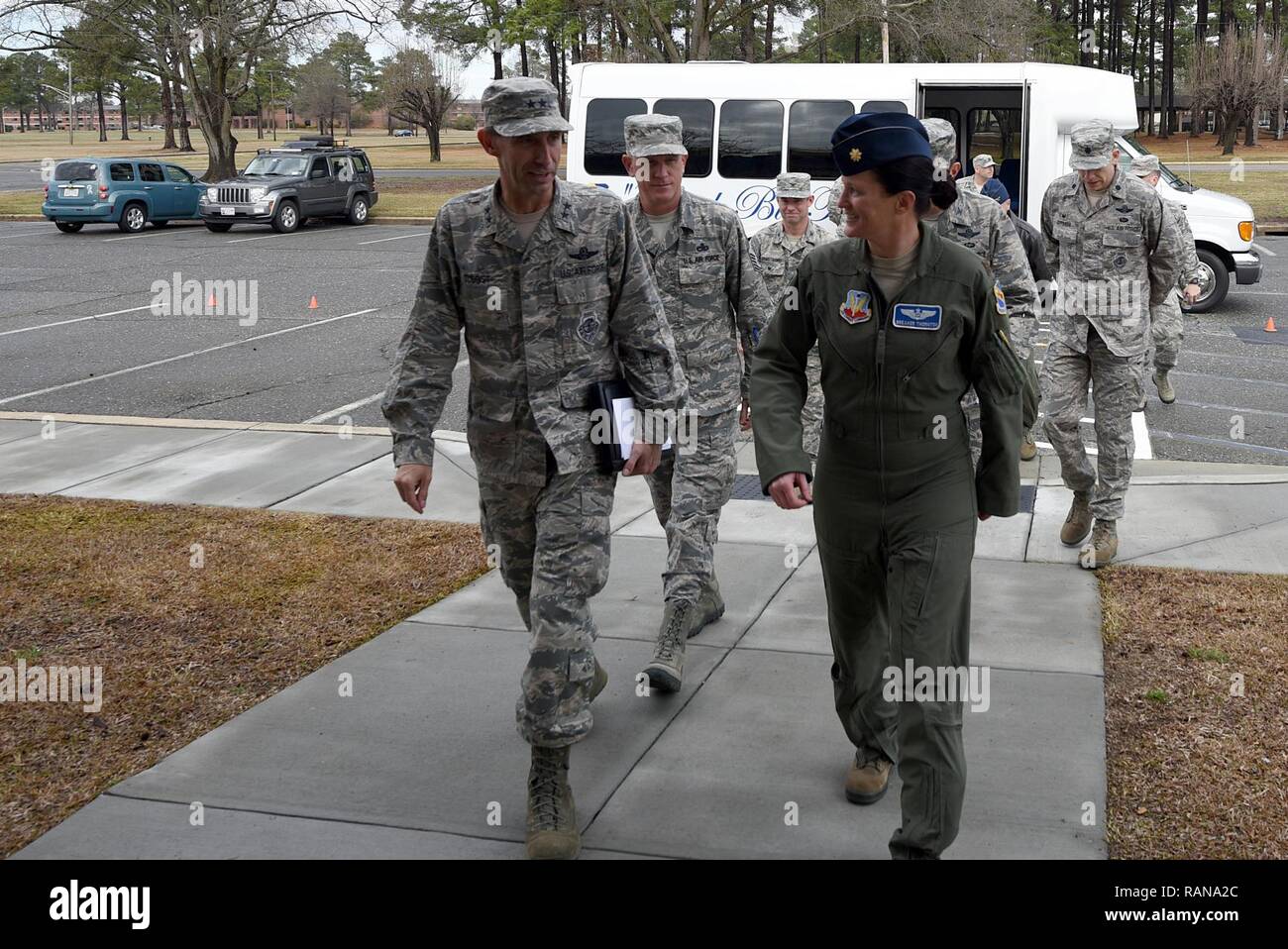 9. Mitglieder der Air Force und Team Seymour Führung zu Fuß in das neu erbaute 4 Operations Support Squadron Waffen und Taktiken Razor Talon War Room bei Seymour Johnson Air Force Base, N.C., Jan. 15, 2017. Der Krieg Zimmer wird die Kommunikation und andere Funktionen, die bei zukünftigen Übungen wie Rasiermesser Talon eine Übung, die in 2013 begonnen und war bei Seymour Johnson AFB entwickelten Land-, Luft- und Seestreitkräfte für die gemeinsame Einheit Teilnahme und Zusammenarbeit zu kombinieren. Stockfoto