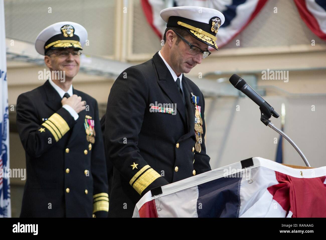 SAN DIEGO (Feb. 24, 2017) der hinteren Adm. Christian "Boris" Becker, ausgehende Programm Executive Officer (PEO) Command, Control, Communications, Computer und Informationssysteme (C4I) und PEO Space Systems liest seine Bestellungen während der PEO-C4I und PEO Space Systems ändern des Befehls. Vice Adm. David Johnson, die wichtigsten Milit Stellvertreter für die Assistant Secretary der Marine für Forschung, Entwicklung und Akquisition steht auf der offiziellen Zeremoniell Ändern des Befehls zwischen Becker und hinteren Adm beaufsichtigen. Carl Chebi. Becker ist auf Befehl Raum und Naval Warfare Systems Befehl. Stockfoto