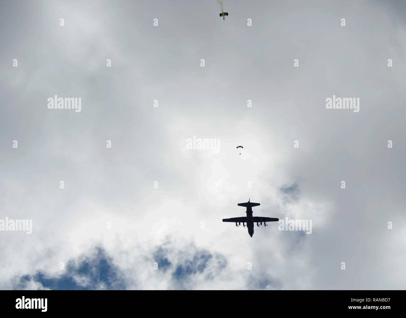 SEMMES, Ala (Feb. 24, 2017) Mitglieder der U.S. Navy Fallschirm Team "Die Leap Frogs" springen aus der 139 Luftbrücke Flügel C-130 Hercules über Mary G. Montgomery High School, während Marine Woche Mobile. Die marine Woche Programm dient als Auftraggeber übertreffen Bemühung der Marine in den Bereichen des Landes ohne eine bedeutende Marine Präsenz. Stockfoto