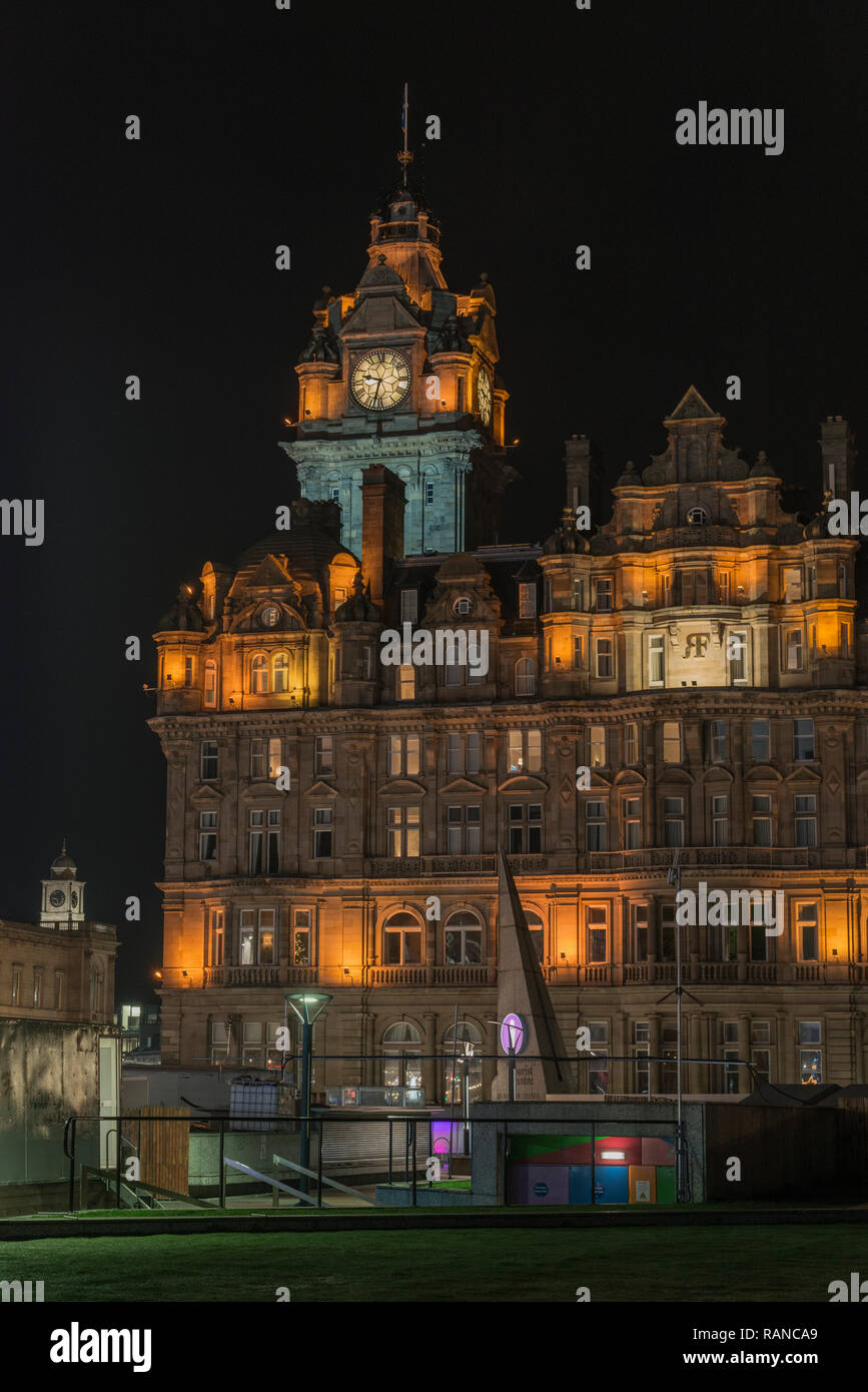 Das Balmoral Hotel, die Princes Street ist beleuchtet Weihnachten in Edinburgh 2018 zu feiern. Stockfoto