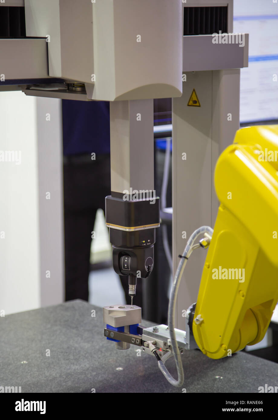 Roboterarm laden Werkstück CNC-CMM Koordinatenmesstechnik Roboter Stockfoto