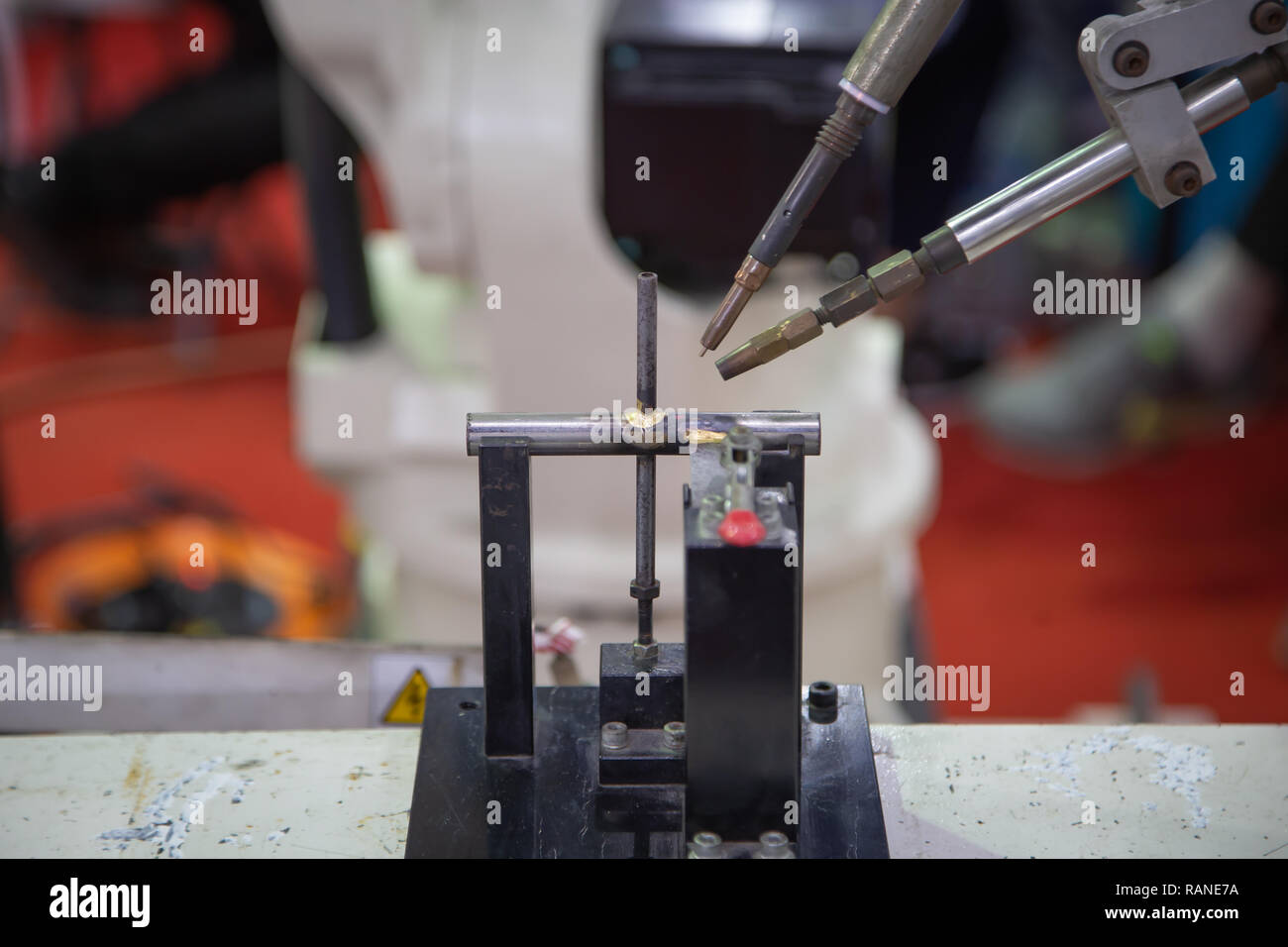 Roboterarm WIG-Schweißgerät schweißen Stahl Werkstück Stockfoto