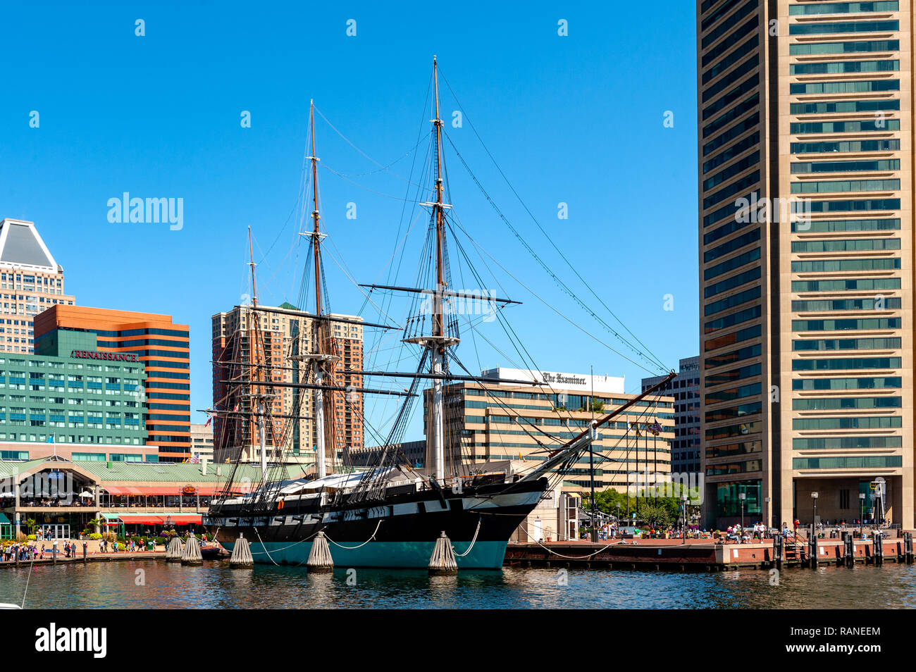 Baltimore Inner Harbor Harborplace, World Trade Center und das 1854 USS Constellation 3 mast Sloop-von-Krieg. Stockfoto