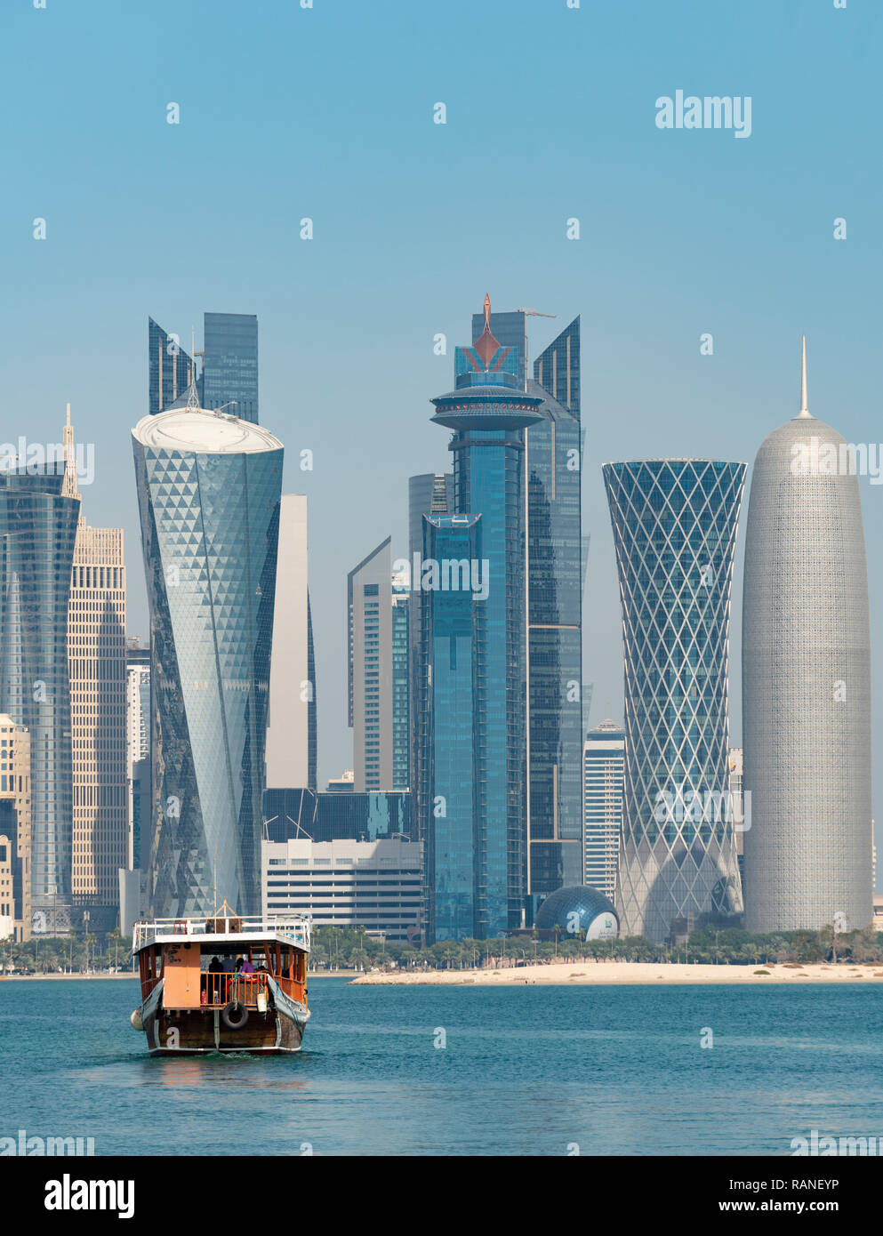 Tagsüber auf die Skyline von West Bay Business District von der Corniche in Doha, Katar Stockfoto