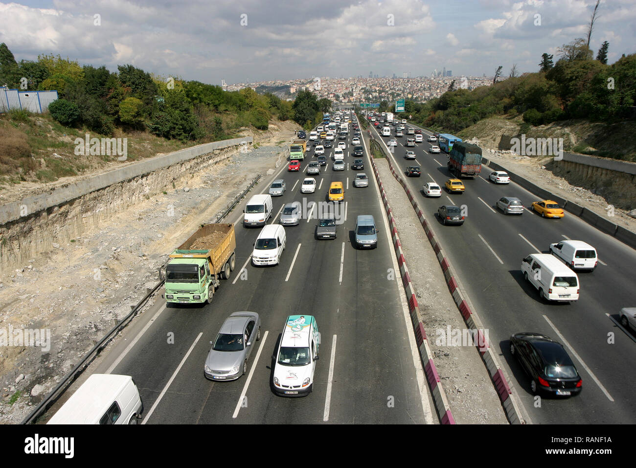 Staus und Baustellen auf der E-5 Autobahn auf der europäischen Seite von Istanbul in Istanbul, Türkei. Stockfoto