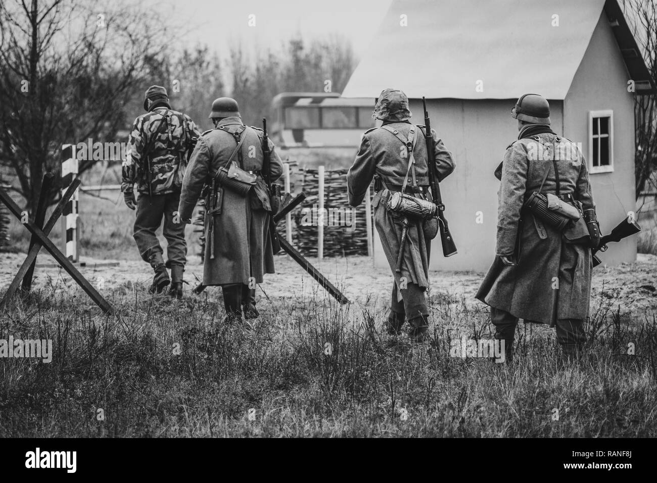 Bundeswehr-soldaten bewachen Germanium Wehrmacht Zweiten Weltkrieg zum Checkpoint. Schwarz-weiß Bild Foto Stockfoto