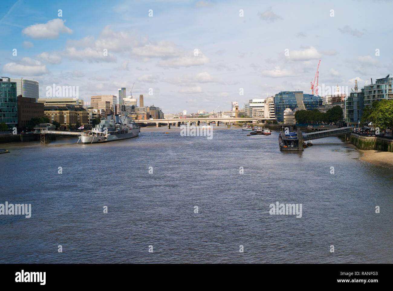 LONDON, UK, 24. Mai 2016: Die Themse in London in der Nähe der Tower Bridge mit der Leichter Kreuzer HMS Belfast und London Bridge auf einem sonnigen da Stockfoto