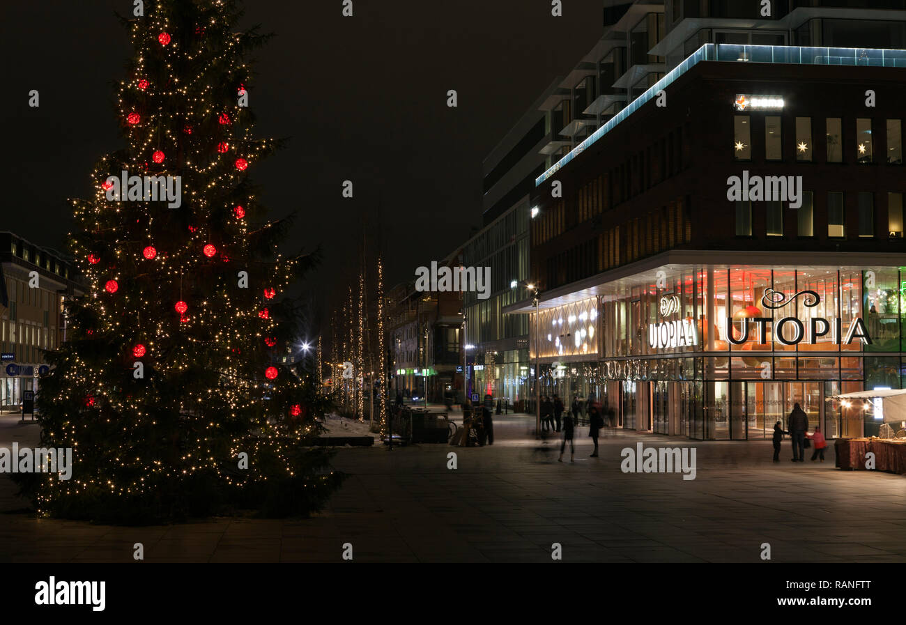 UMEA, Schweden am 18. Dezember 2018. Am Abend Blick auf die Innenstadt. Weihnachtsbaum, speichert und Leuchten. Redaktionelle Verwendung. Stockfoto
