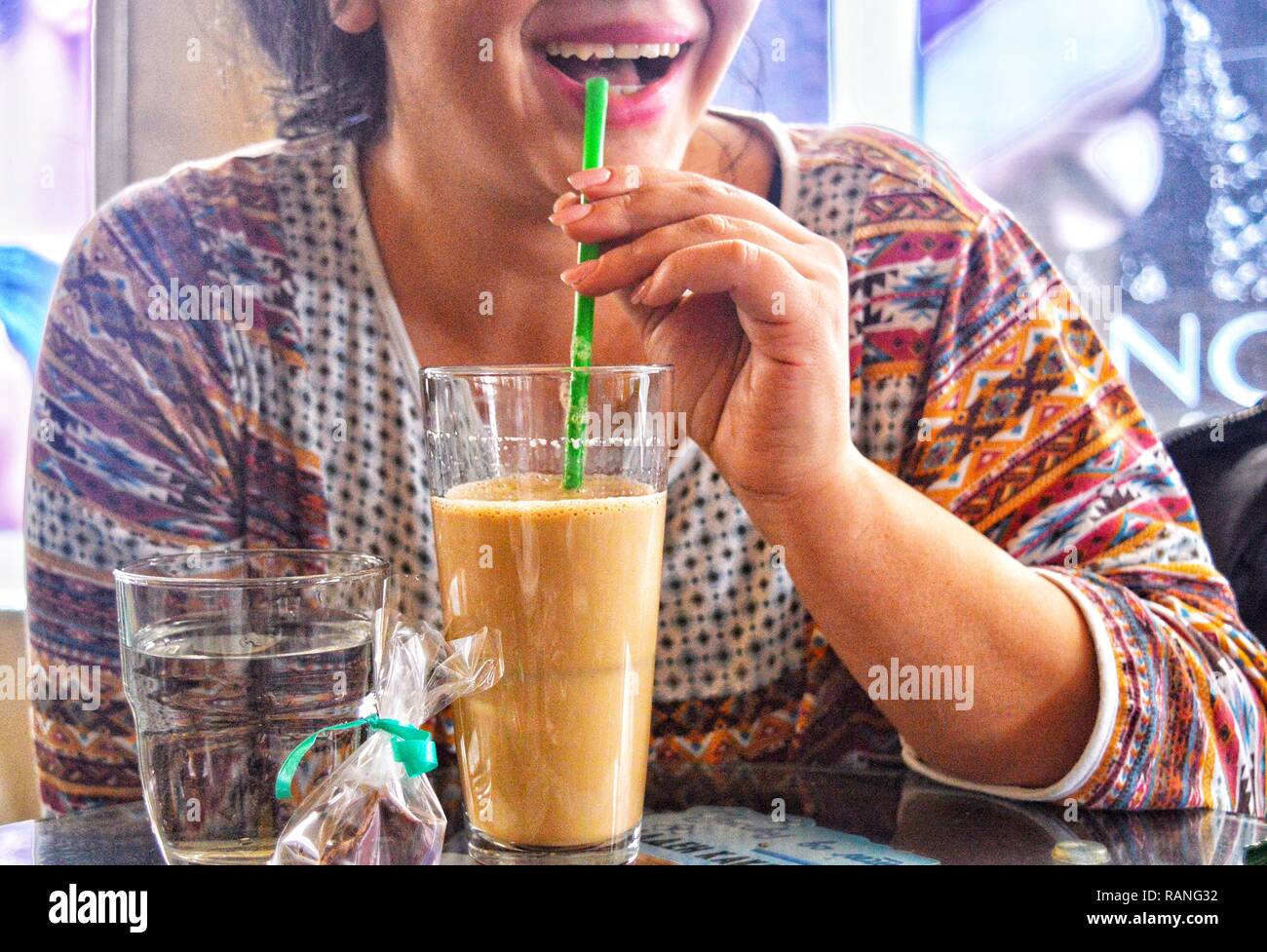 Eine Person Kaffee trinken an der Bar Stockfoto