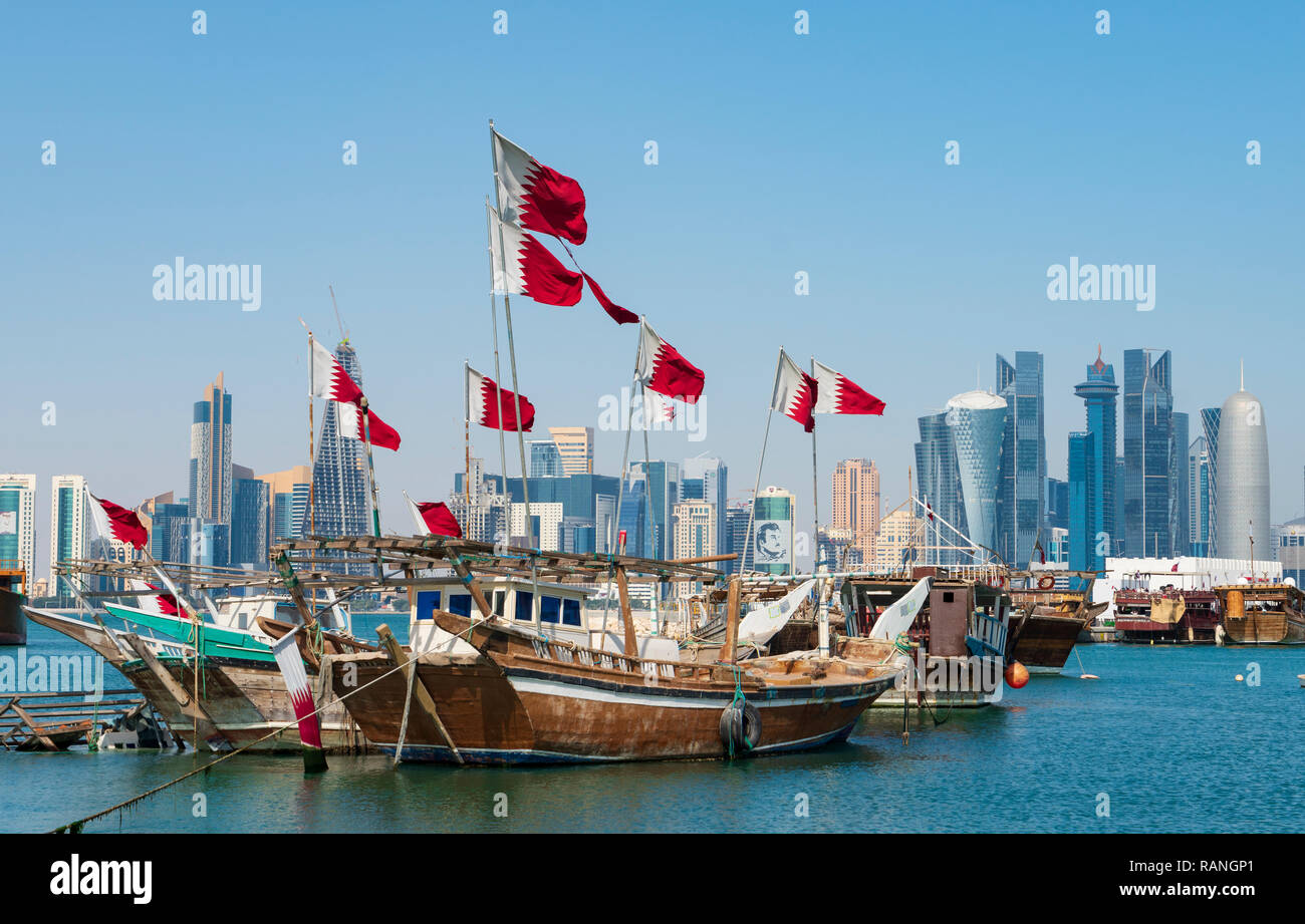 Traditionelle dhow Boote aus Holz mit Blick auf die West Bay Business District von der Corniche in Doha, Katar Stockfoto