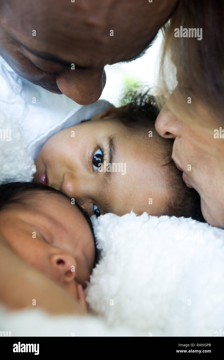 Nahaufnahme von interracial Familie mit afrikanischen amerikanischen und indischen anständige Stockfoto