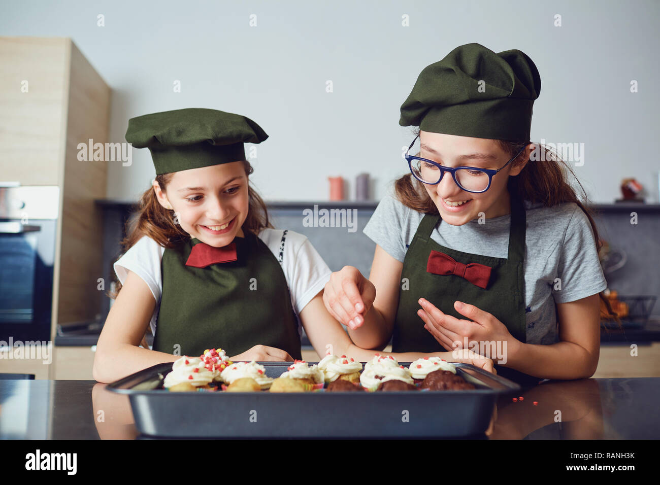 Mädchen verschütten Streusel auf Gebäck Stockfoto