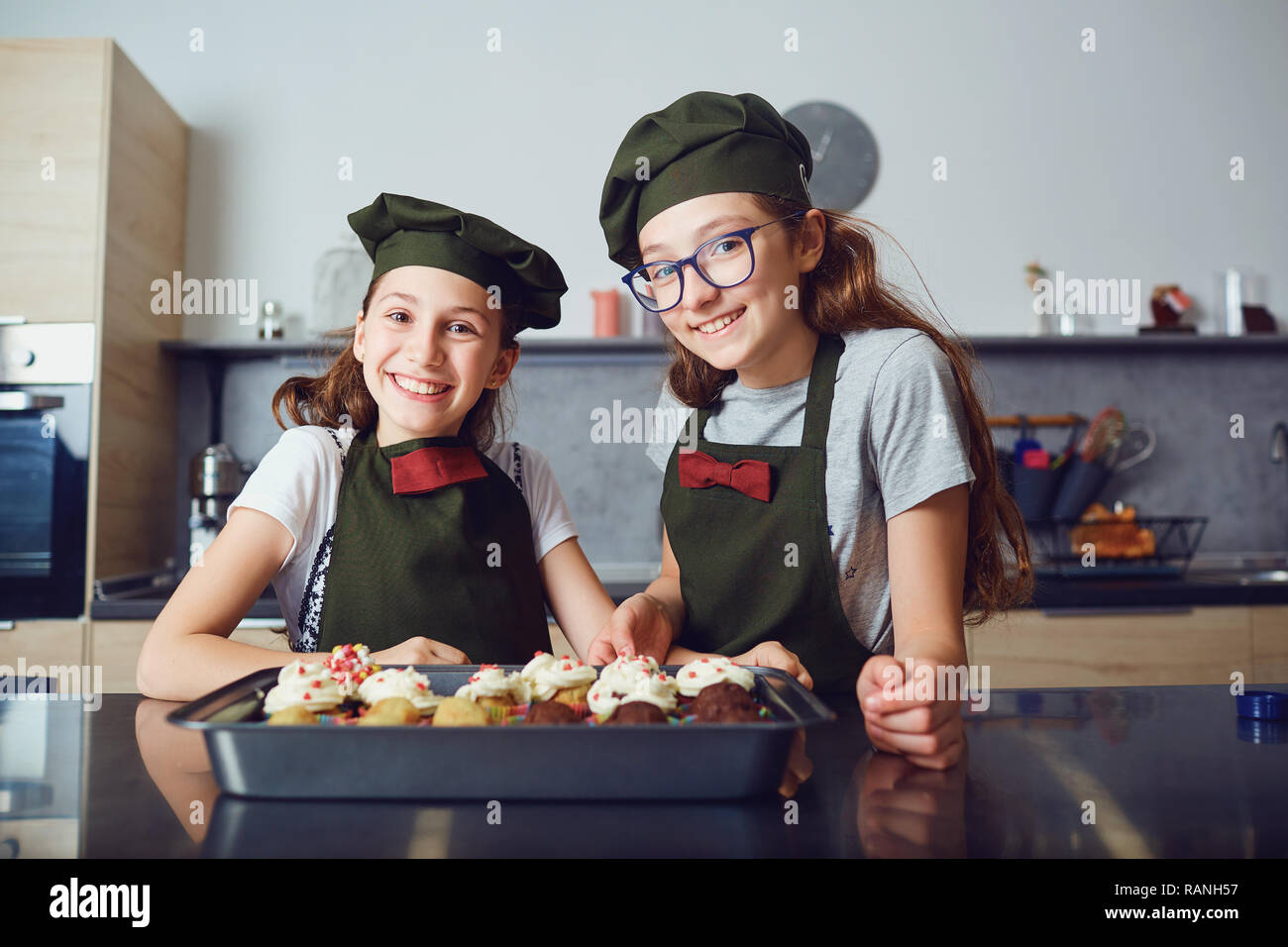 Mädchen Kinder in Uniformen Kochen in der Küche. Stockfoto