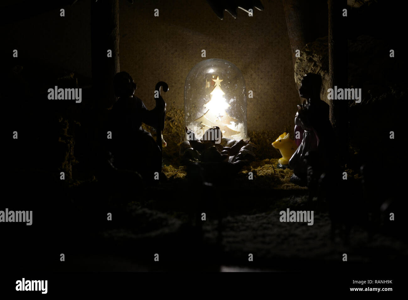 Krippenspiel in Silhouette Silhouette der Krippe mit Statuen von Josef, Maria und den kleinen Jesus in der Hütte. Stockfoto