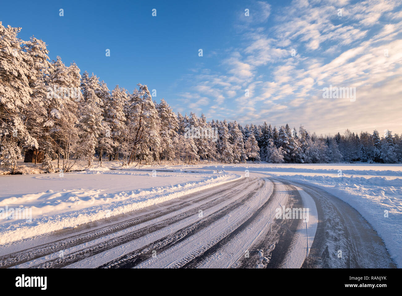 Winterlandschaft mit Ice Road und sonnigen Tag in Finnland Stockfoto