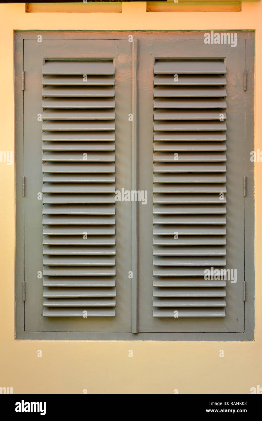 Alte Holzfenster in historischen Gebäuden Stockfoto