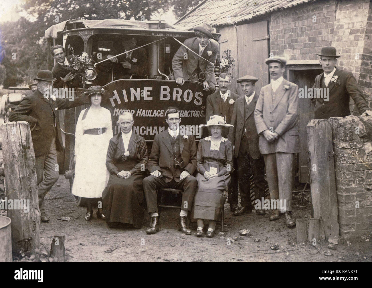 Historisches Archiv Bild der Hochzeit mit Sentinel 6 Posing - Tonne Dampf wagen. Wagen vom Hine Bros von Gillingham, Dorset Stockfoto