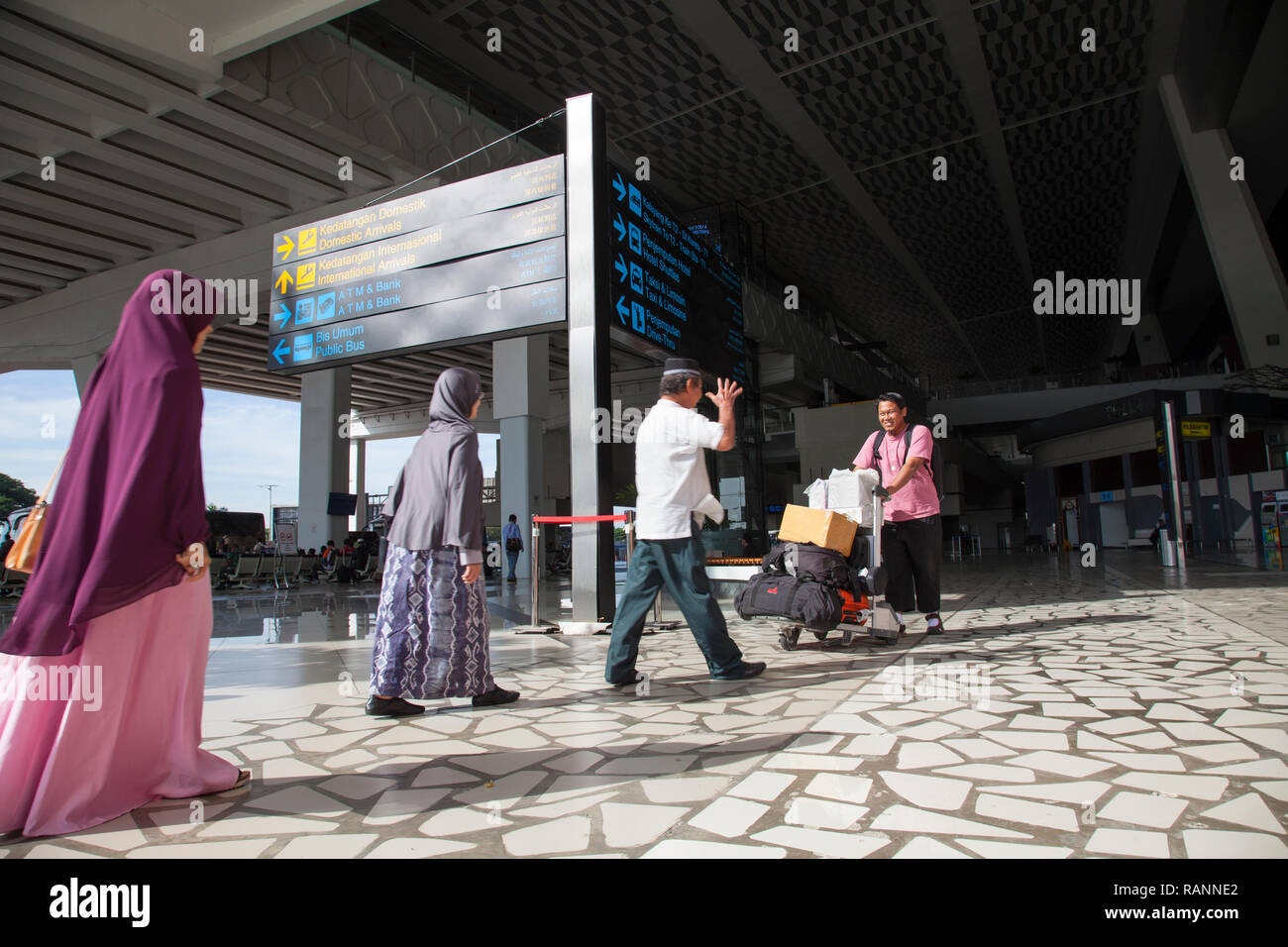 7.10, Ankunft am Flughafen, Indonesianbook Stockfoto
