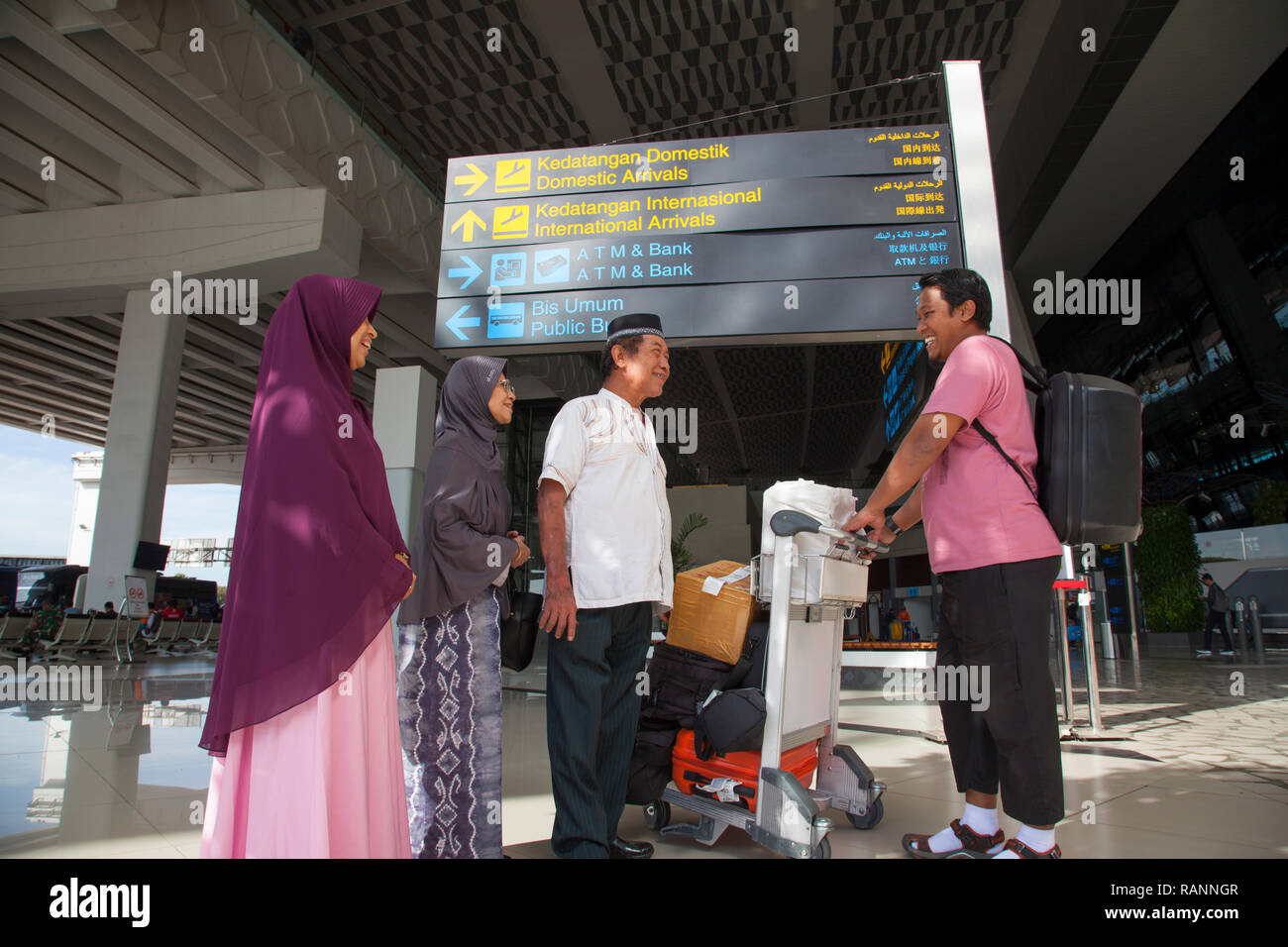 7.10, Ankunft am Flughafen, Indonesianbook Stockfoto