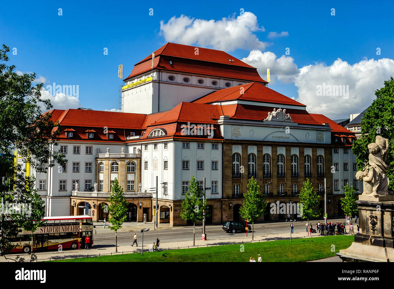 Das Staatsschauspiel Dresden wurde von 1911 bis 1913 gegenüber dem Palast der Dresden (Zwinger) gebaut. Das Design ist mit der Zwinger Arachiten, harmonisierte Stockfoto
