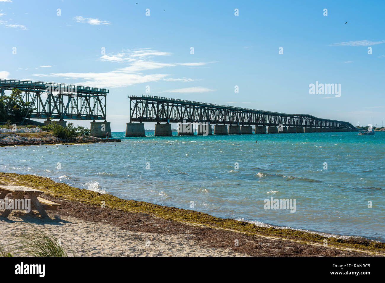 Blick auf die Alte beschädigt Bahia Honda Eisenbahnbrücke. Stockfoto