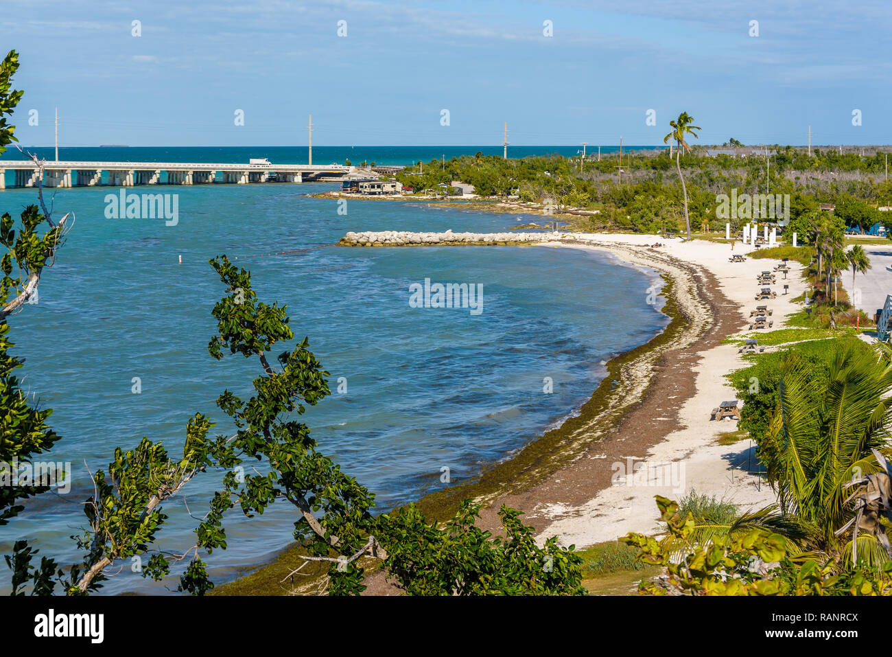 Schönen weißen Sandstrand und das kristallklare, türkisfarbene Meer Wasser und blauer Himmel. Panoramablick auf die Landschaft der Bahia Honda State Park, Florida Keys, USA Stockfoto