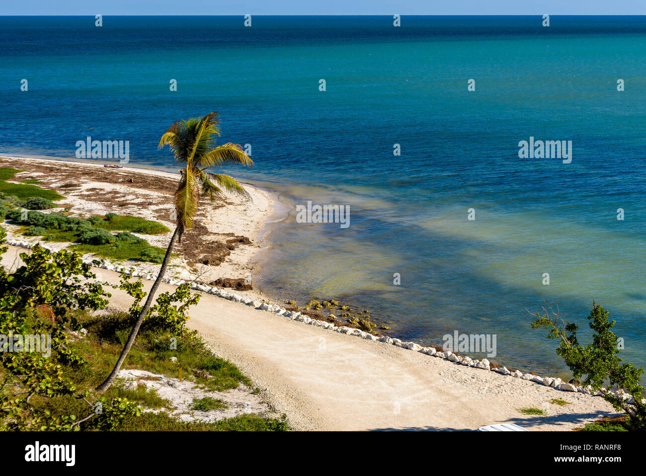 Schönen weißen Sandstrand und das kristallklare, türkisfarbene Meer Wasser und blauer Himmel. Panoramablick auf die Landschaft der Bahia Honda State Park, Florida Keys, USA Stockfoto