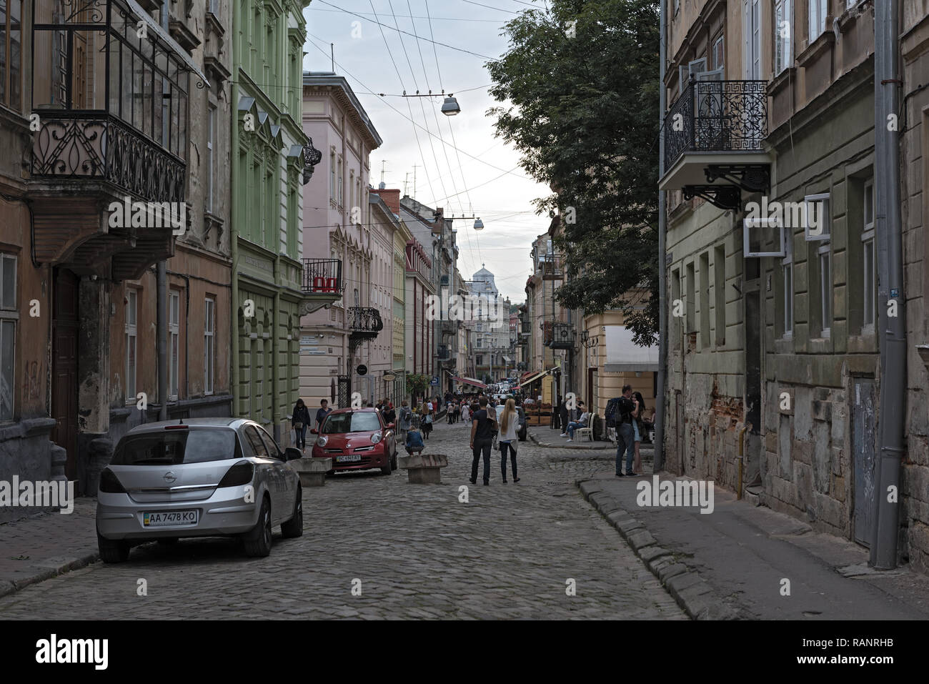 Straße mit Passanten in der Altstadt von Lviv, Ukraine Stockfoto