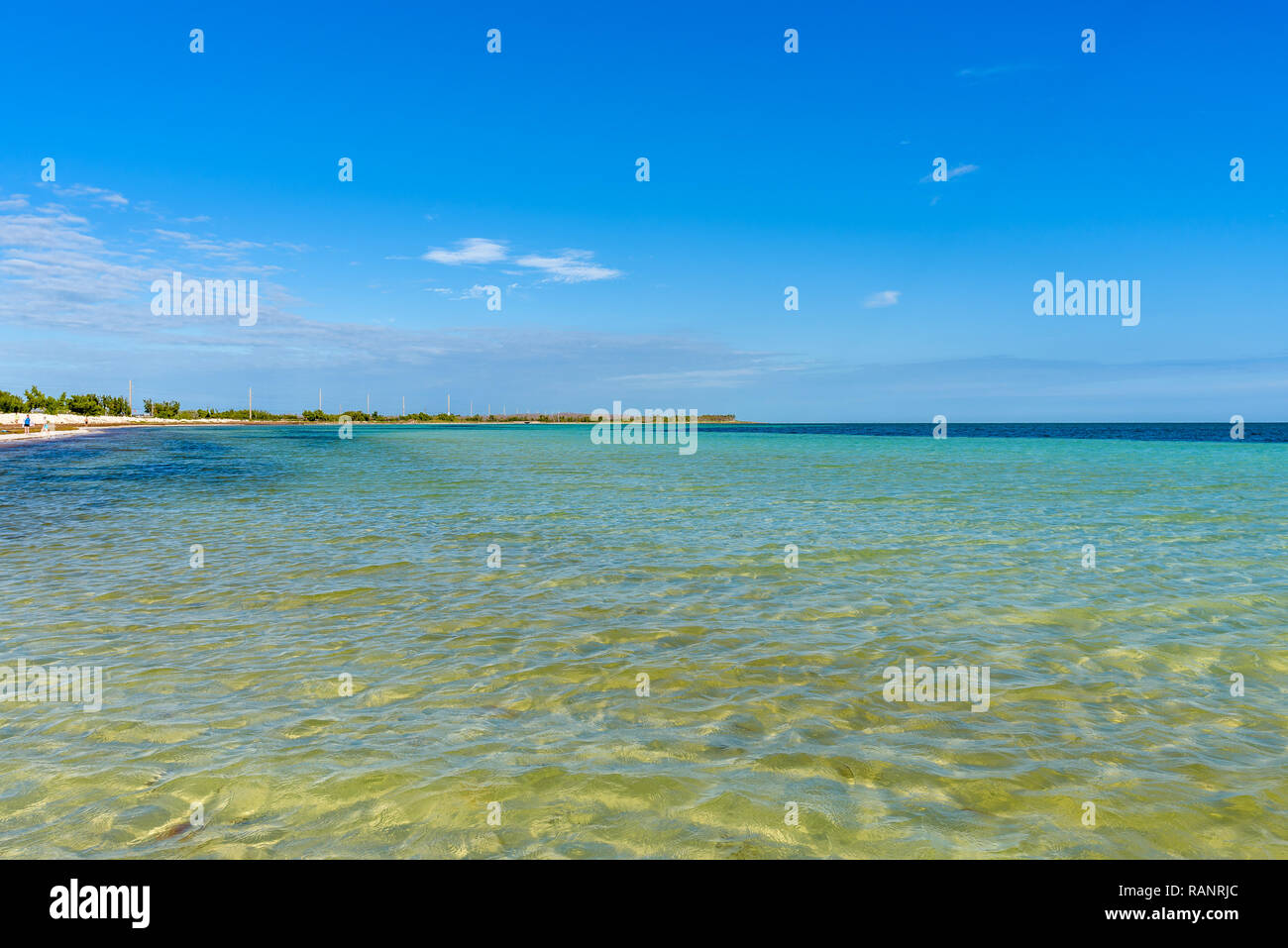 Schönen weißen Sandstrand und das kristallklare, türkisfarbene Meer Wasser und blauer Himmel. Panoramablick auf die Landschaft der Bahia Honda State Park, Florida Keys, USA Stockfoto