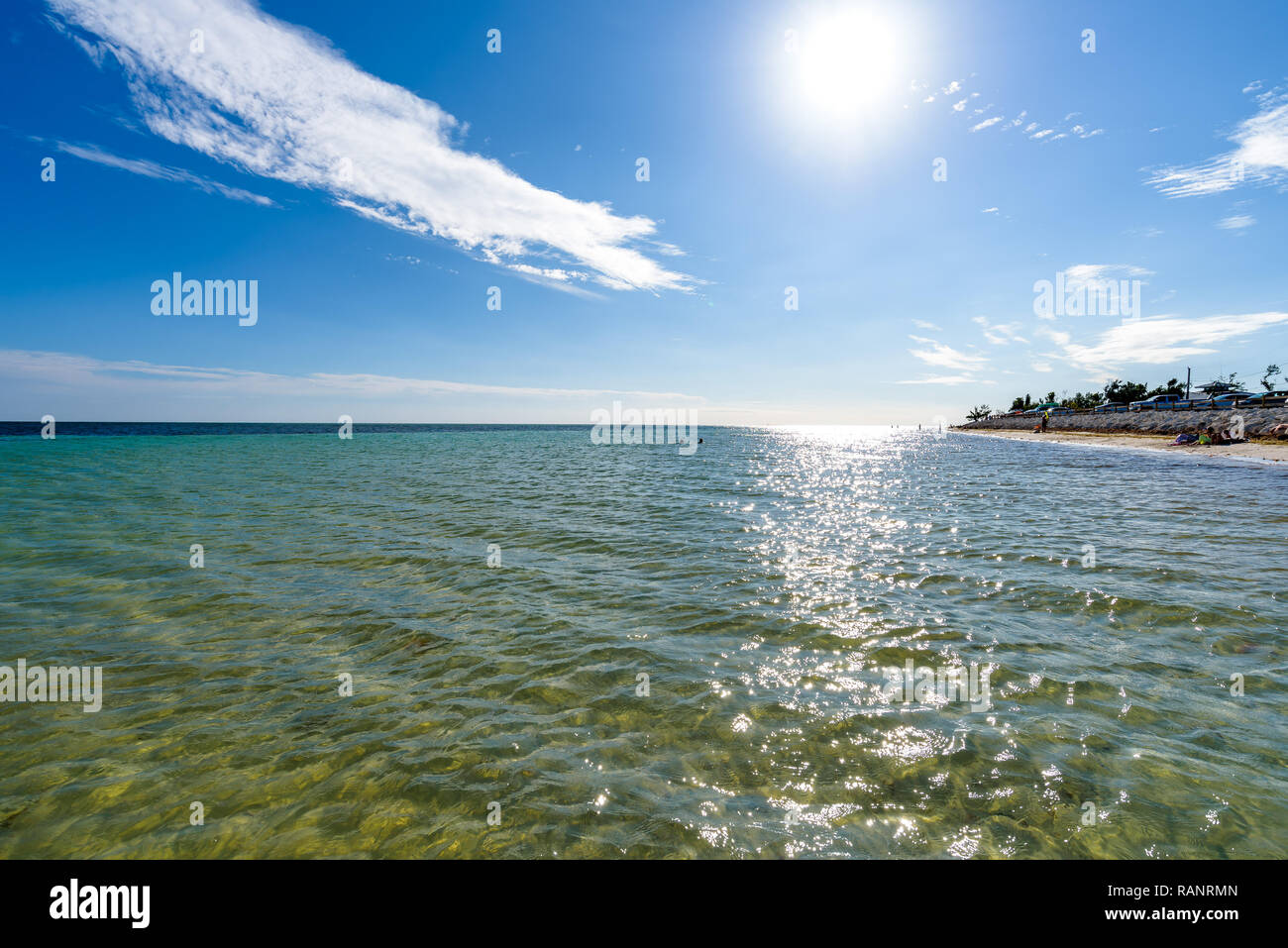 Schönen weißen Sandstrand und das kristallklare, türkisfarbene Meer Wasser und blauer Himmel. Panoramablick auf die Landschaft der Bahia Honda State Park, Florida Keys, USA Stockfoto