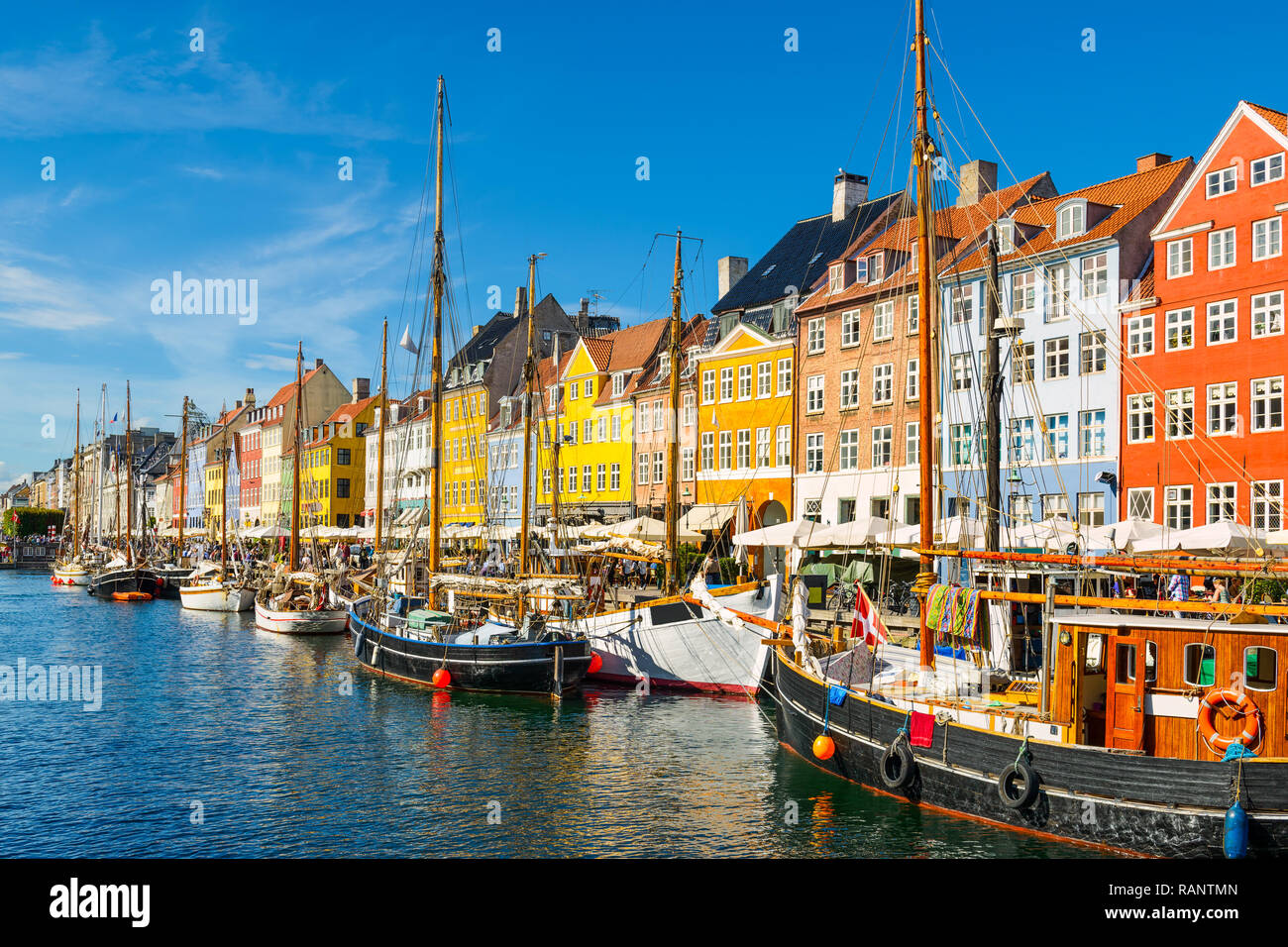 Nyhavn in Kopenhagen an einem sonnigen Tag Stockfoto
