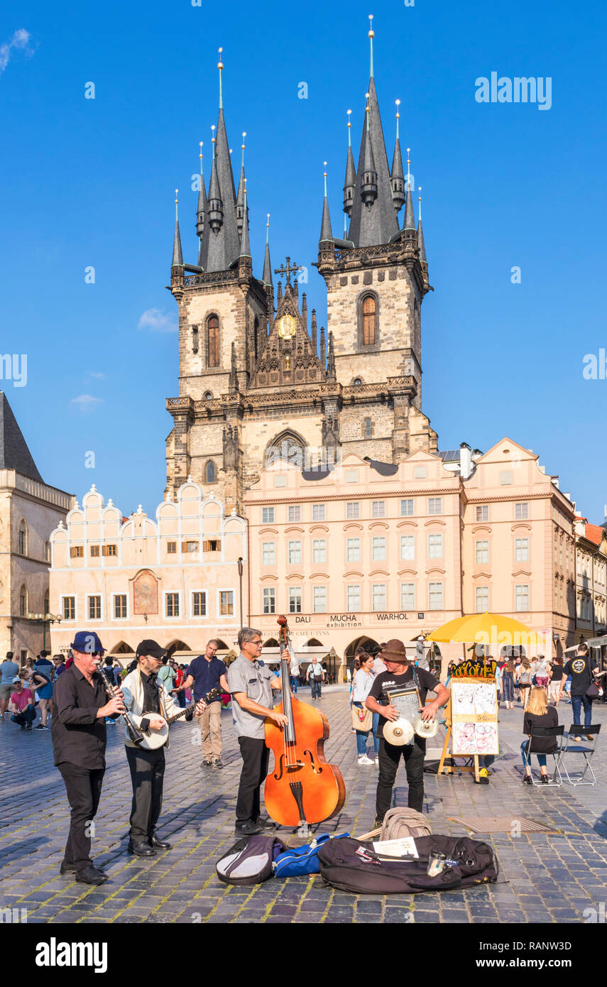Prag Altstadt Prag GAUKLER STRASSENMUSIK Tschechische Republik Europa Jazz Musiker in der Altstadt Prag Tschechien EU EUROPA Straßenmusik Stockfoto