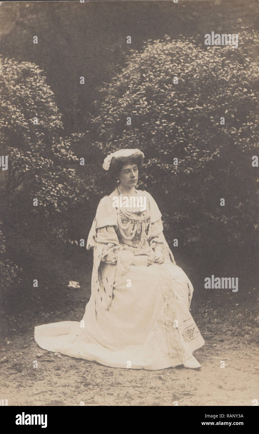 Jahrgang fotografische Postkarte von einer Frau in einem eleganten Kostüm, vielleicht gekleidet, wie eine Königin. Stockfoto