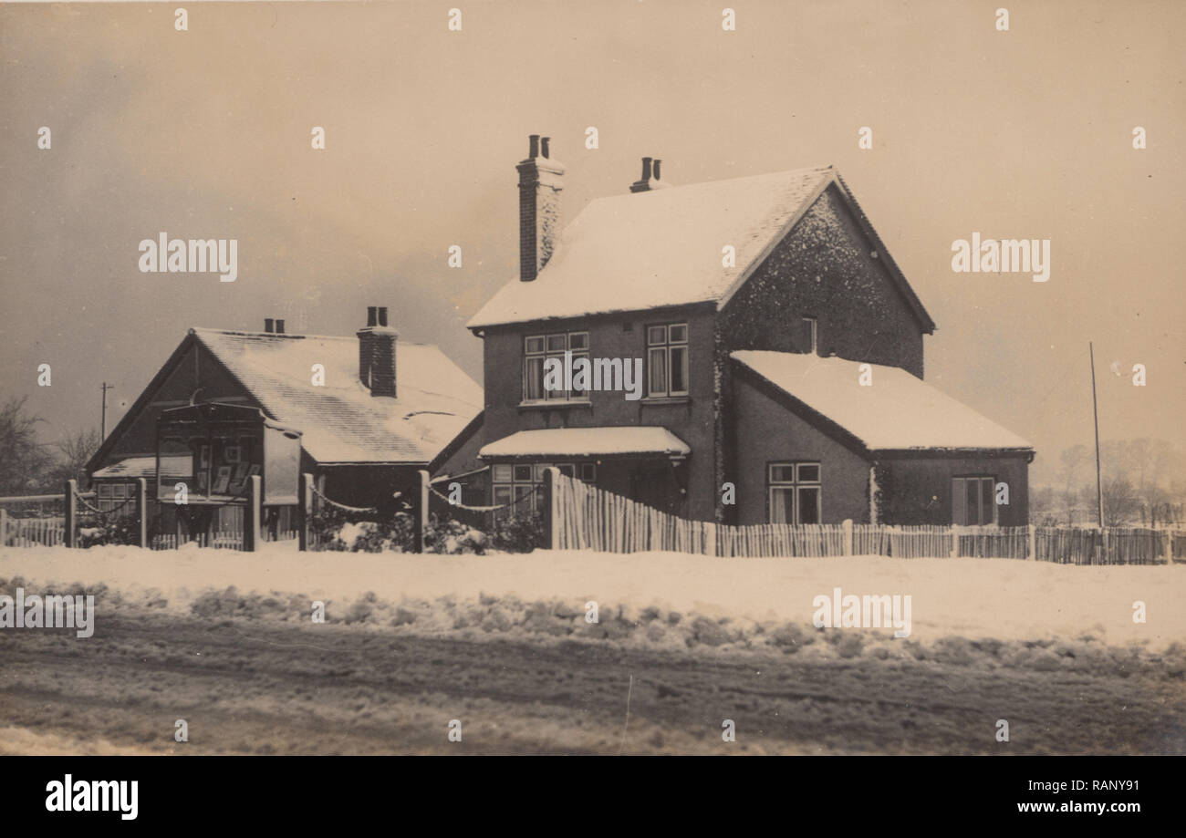 Jahrgang fotografische Postkarte eines Schneebedeckten ländliche Haus und Atelier. Stockfoto