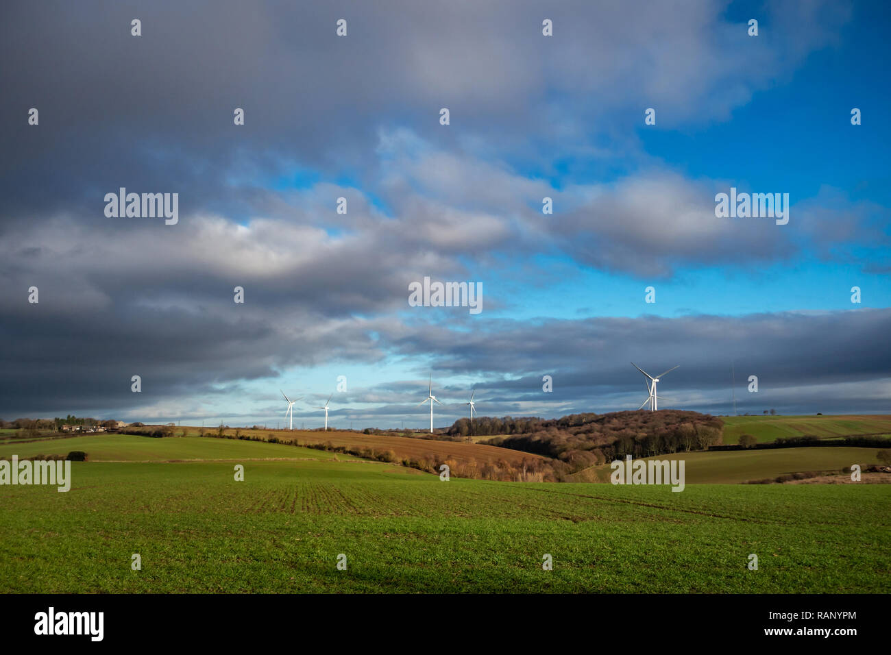 Winter Blick auf die Berge und die Landschaft mit Windkraftanlagen über Ulley Reservoir, Rotherham, South Yorkshire, England Stockfoto